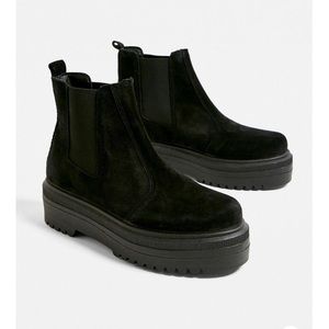 SOLD-Urban outfitters brody platform Chelsea boot